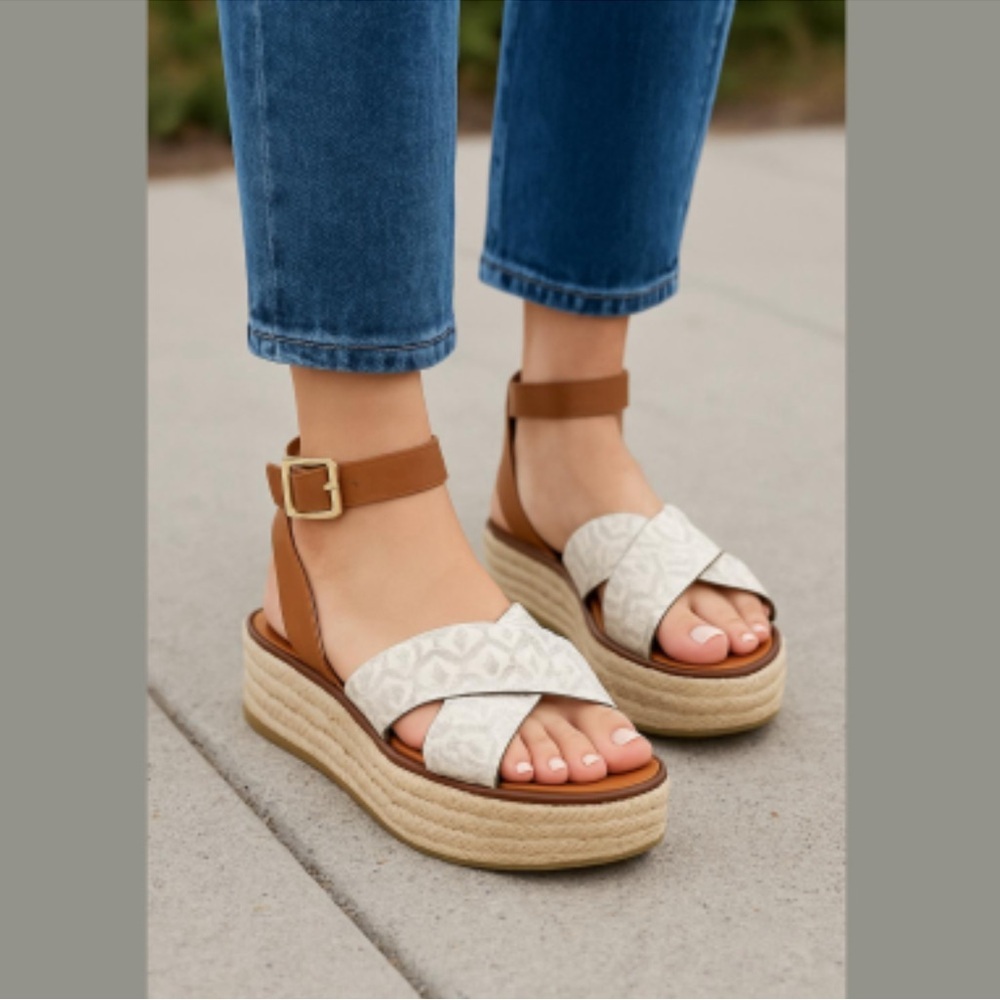 Michael Kors Sandal - great condition - size 6